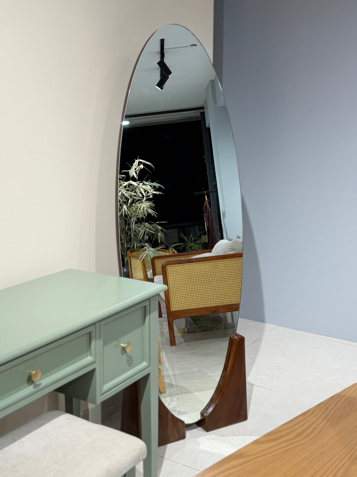The Tudor VOR Mirror (MIRO-0002)